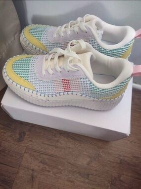 Multi color knit tennis shoes
